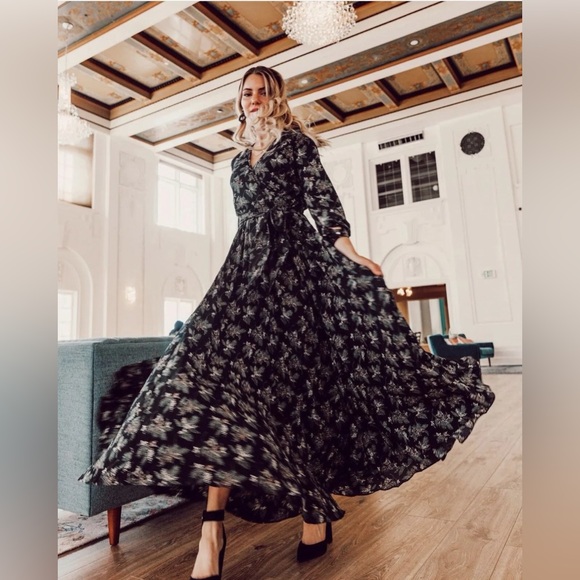 Ivy City Co Holly Berry Maxi Dress Size Large - Picture 4 of 4